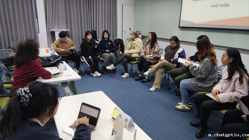 工作坊的同学、国际留学生与镇江港学员Free Talk