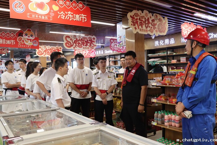 调研新生圩水上绿色综合服务区船员超市